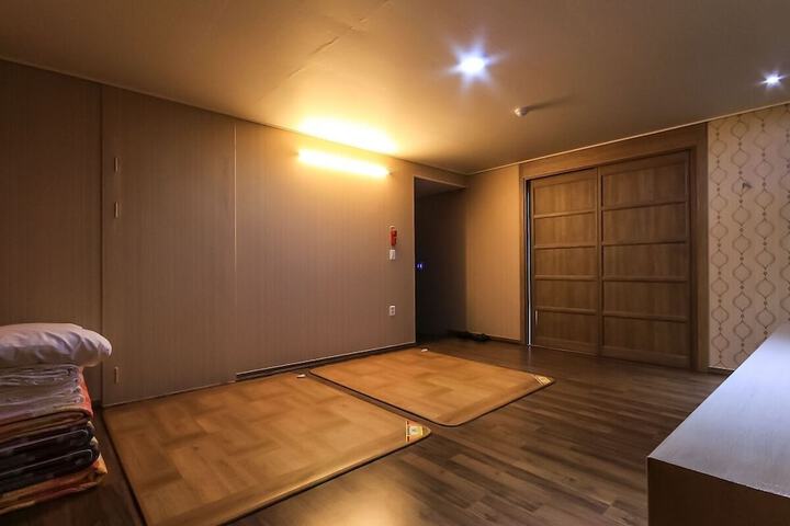 Room 28 of 59