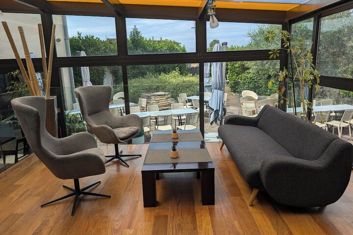 Lounge 45 of 52