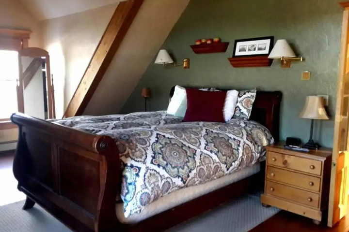 Room 4 of 12