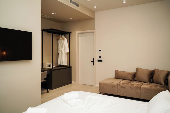 Room 103 of 177