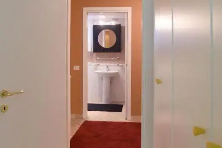 Room 5 of 8