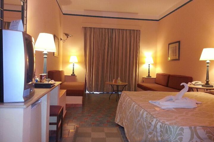 Room 4 of 32