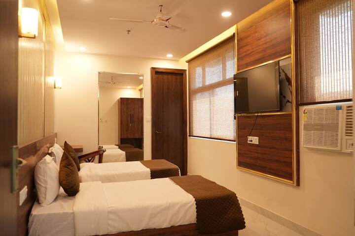 Room 5 of 16