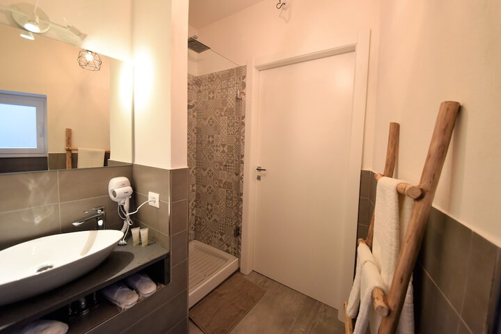 Room 13 of 16