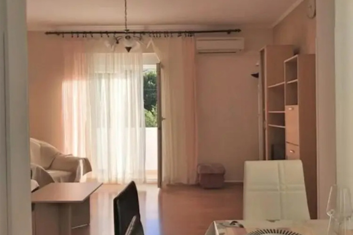 Room 5 of 12