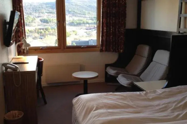 Room 4 of 9