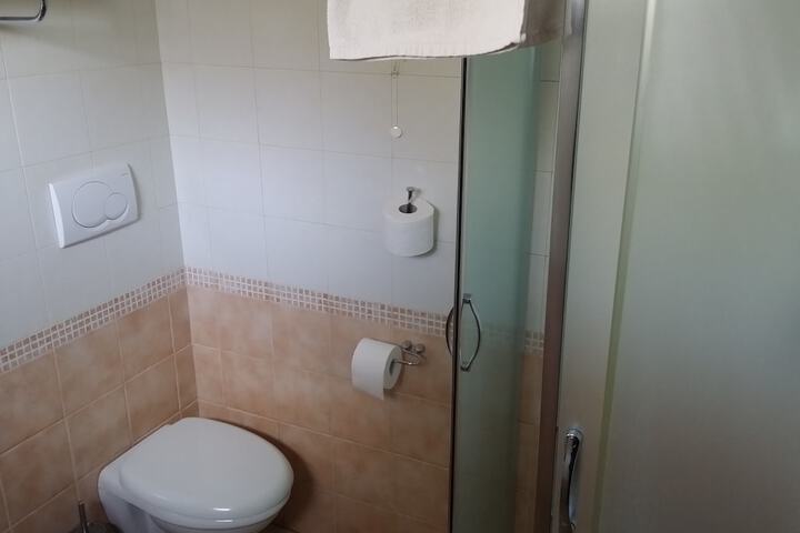 Room 32 of 63