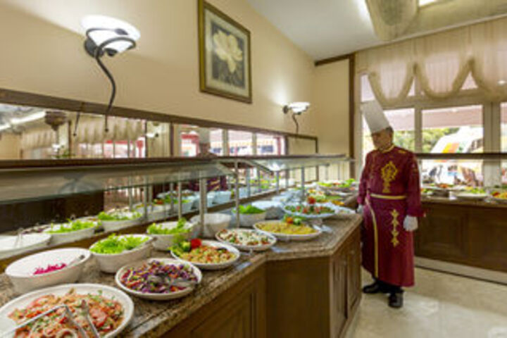 Dining 4 of 16