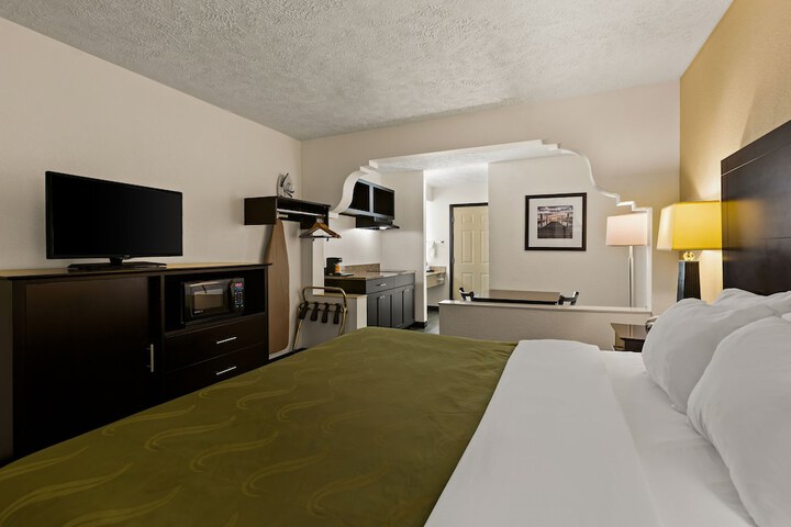 1 King Bed (9 of 17)