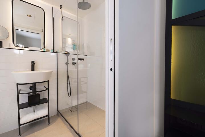 Room 32 of 65