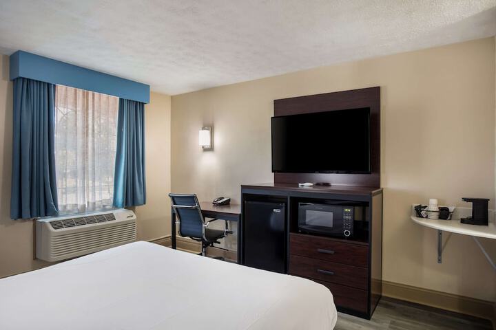 2 Queen Beds High Speed Internet Accessible Microwave and Refrigerator Flat Screen Telev (3 of 18)