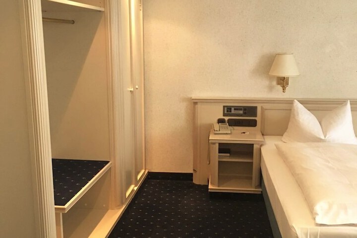 Room 6 of 16