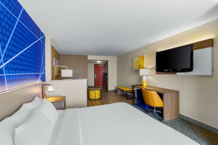 1 King Bed Suite Accessible (2 of 14)
