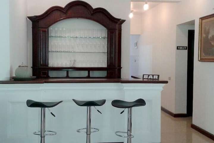 Lounge 6 of 12