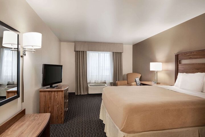 1 Queen Bed (7 of 10)