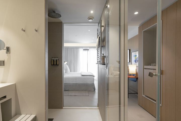 Room 16 of 38