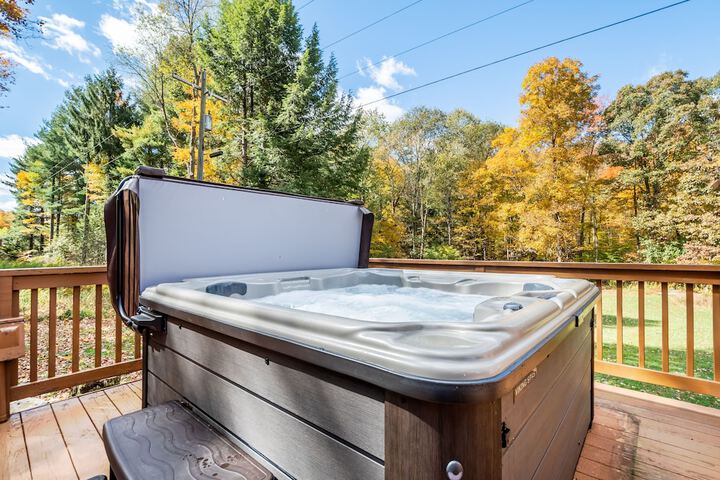 Cabin at Slopes Edge Holiday Home in McHenry, MD