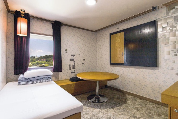 Room 34 of 82