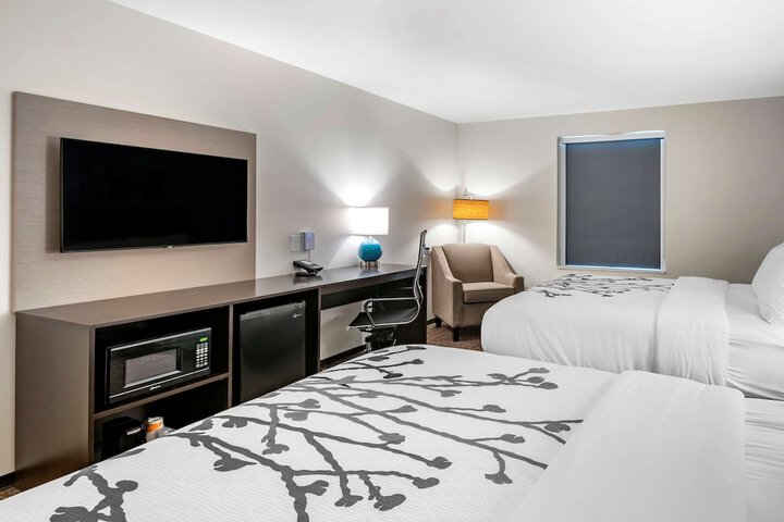 2 Queen Beds (7 of 8)