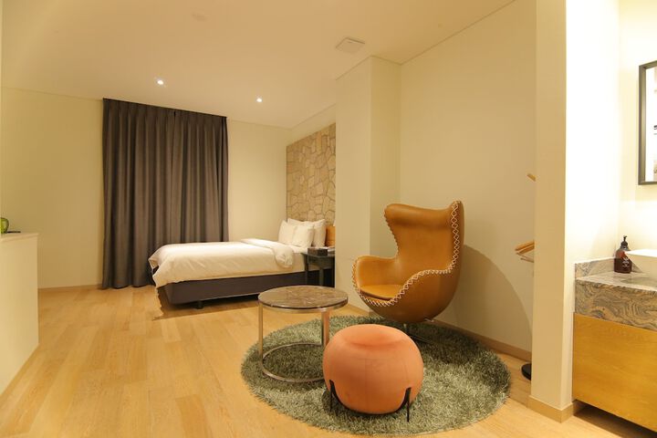 Room 10 of 190