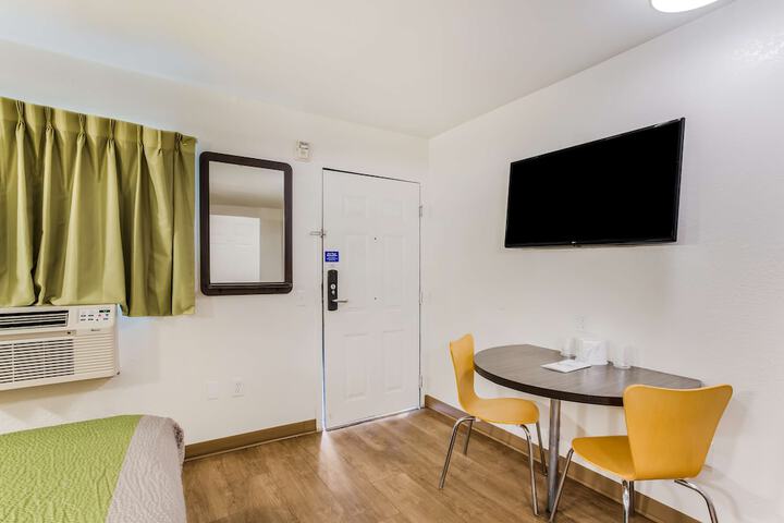 Room 10 of 38