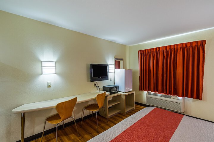 1 King Bed (3 of 11)