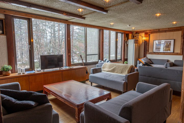 Lounge 45 of 48