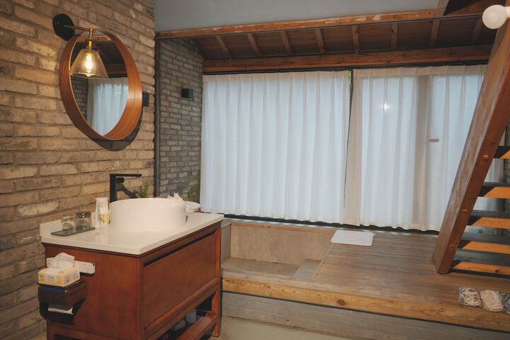 Room 46 of 80