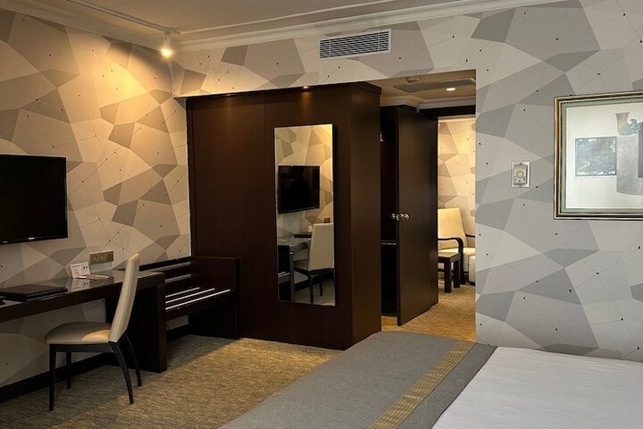 Room 33 of 97