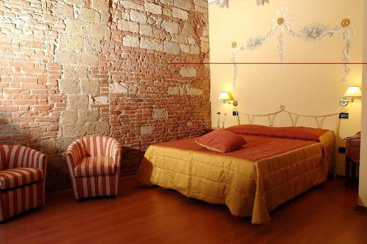 Room 30 of 102