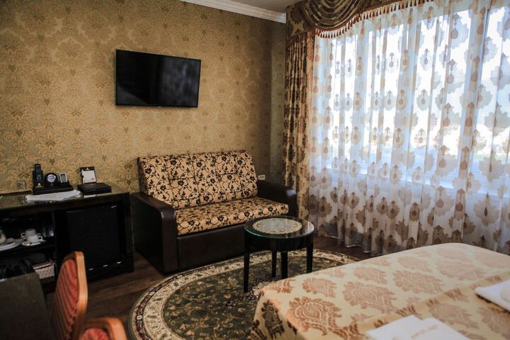 Room 4 of 63