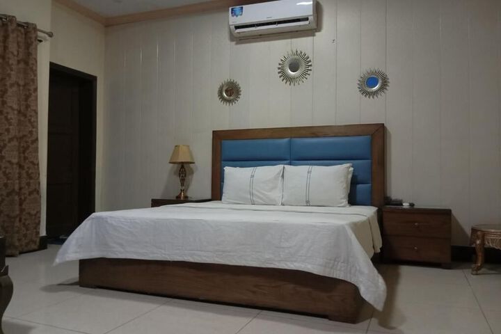 Room 10 of 11