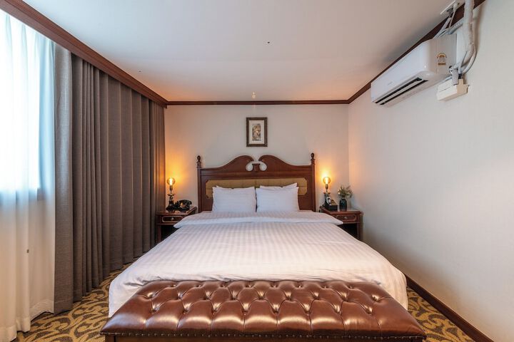 Room 12 of 100