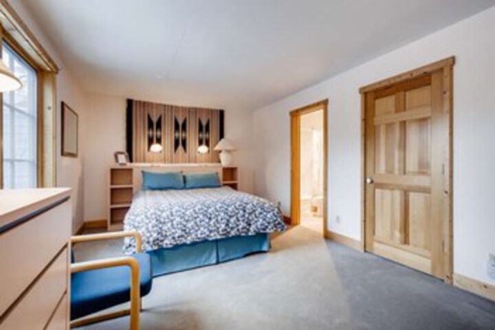 Room 25 of 38