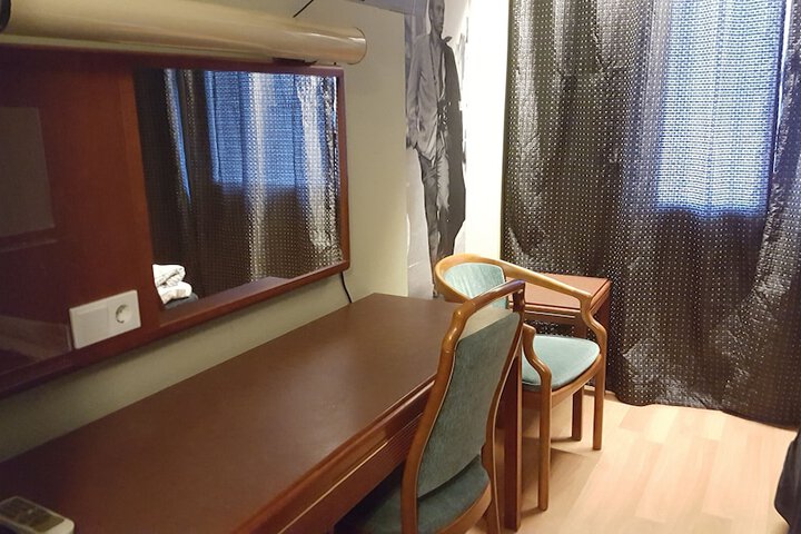 Room 11 of 38
