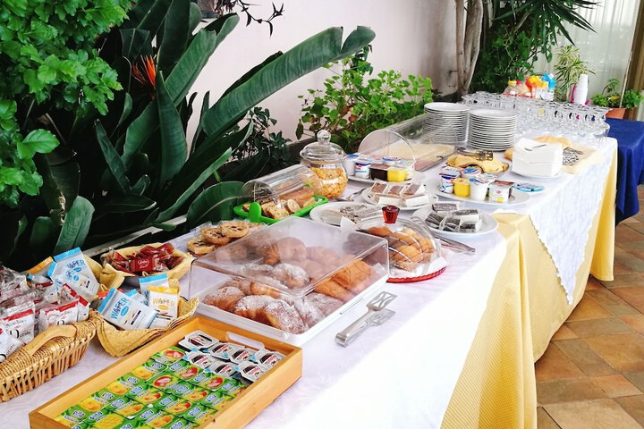 Breakfast/Coffee Service 165 of 204