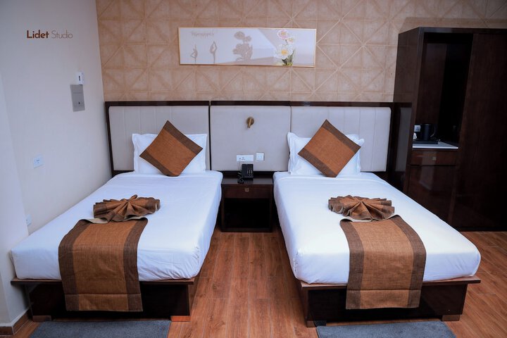 Room 4 of 8