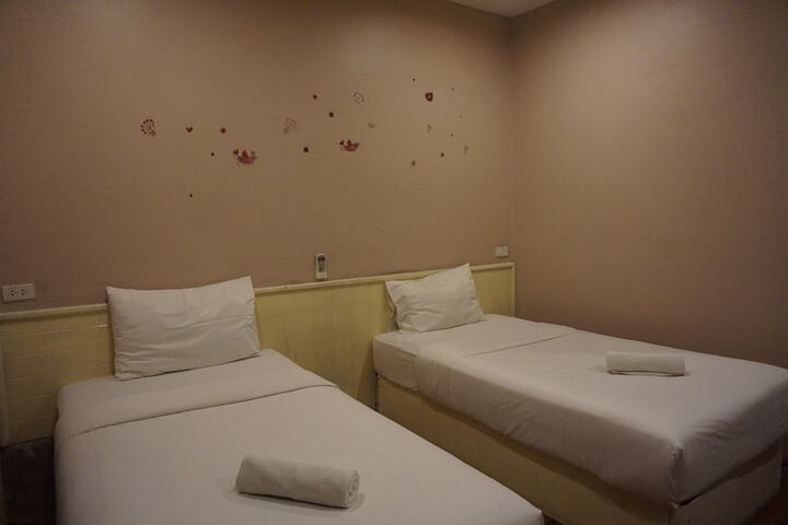 Room 5 of 27