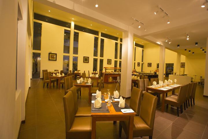 Dining 37 of 57