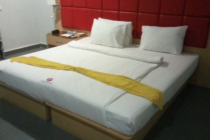 Room 9 of 16
