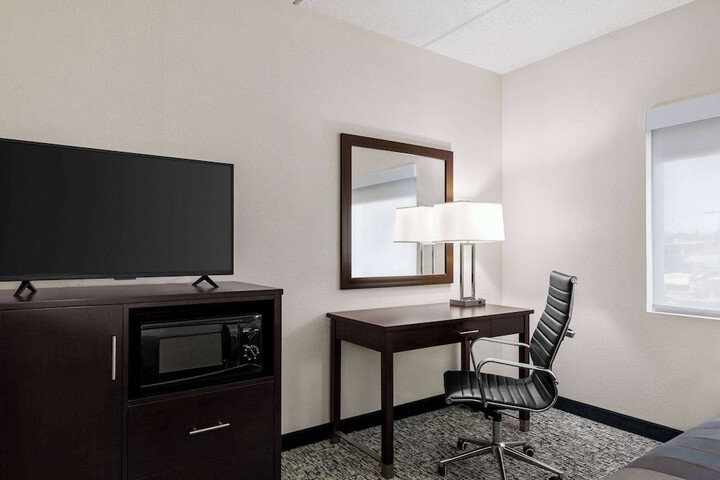 2 Queen Beds Mobility Hearing Impaired Accessible Room (2 of 7)