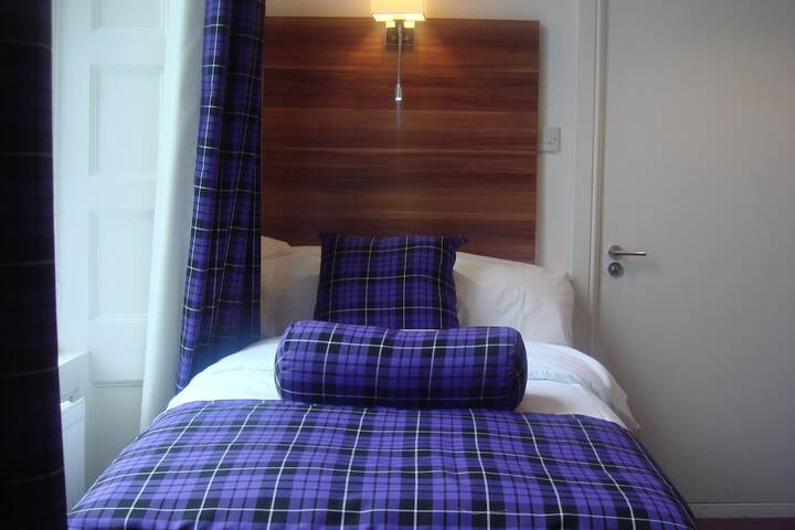 Room 8 of 33