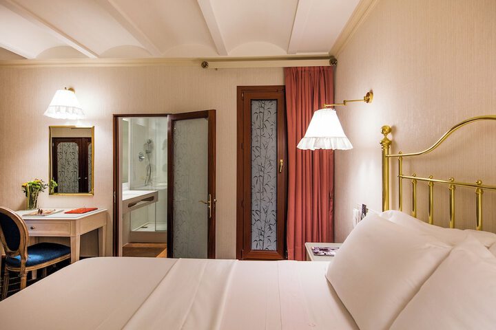 Room 27 of 85