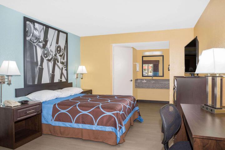 1 Queen Bed Accessible Mobility Hearing Tub with Grab Bars (2 of 8)