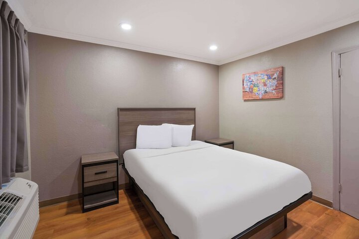 1 Queen Bed (5 of 24)