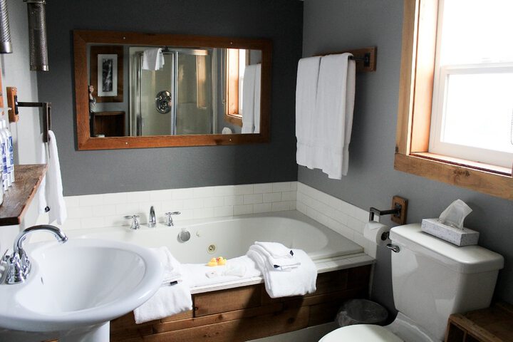 Deep soaking bathtub