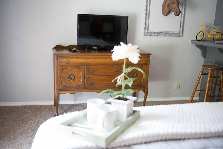 1 Queen Bed (24 of 39)