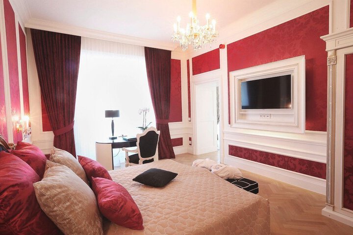 Room 4 of 42