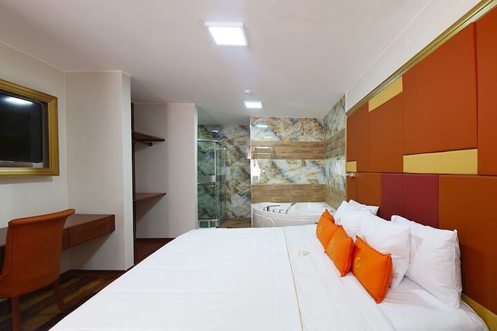 Room 5 of 28