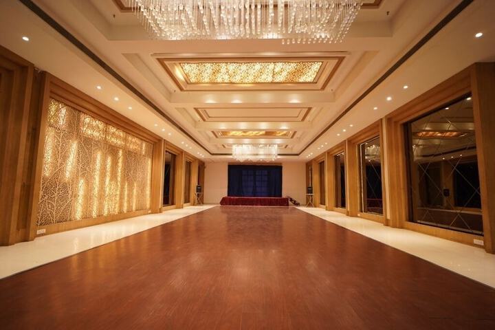 Ballroom/Hall 54 of 72